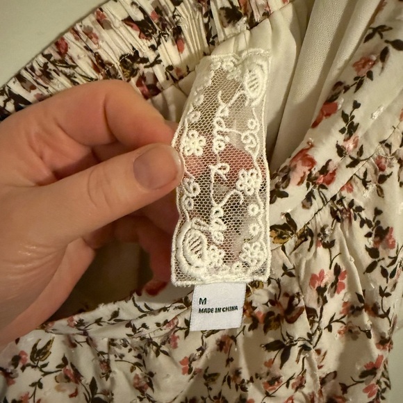 Sadie & Sage High Waist White and Red Shorts - Picture 4 of 4